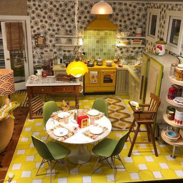 Elképesztően látványos babaház mid-century stílusban