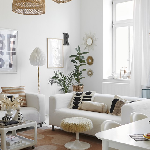 Monokróm pompa natúr kiegészítőkkel egy elegáns lakásban
